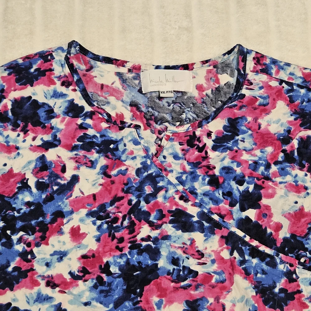 Nicole Miller Scrub Top - Picture 2 of 16